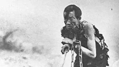 1949年，宁解放那天，一个放牛奴瘸着腿冲进解放军驻地：我是失踪12年的红军副营