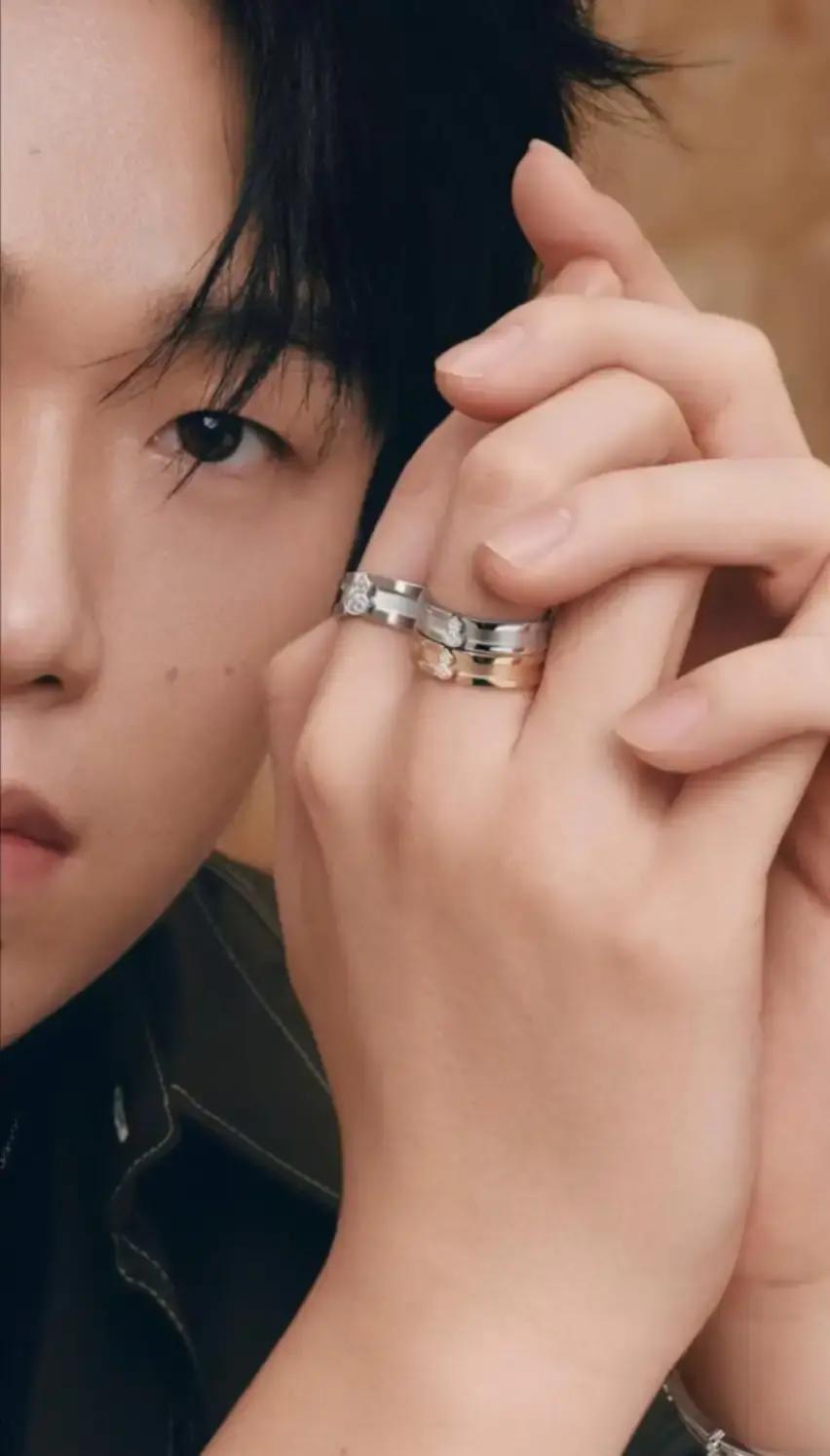 王楚钦最近总把两枚戒指戴在同一根中指上，无名指干干净净，镜头一拉近就被网友截图疯