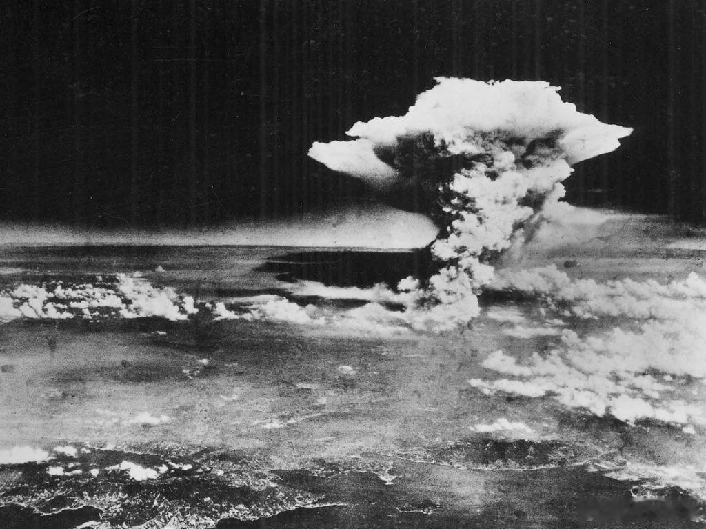 今（15）日，日本右翼分子小泉进次郎拜鬼后还叫唤：“对于为国家献出宝贵生命的英灵