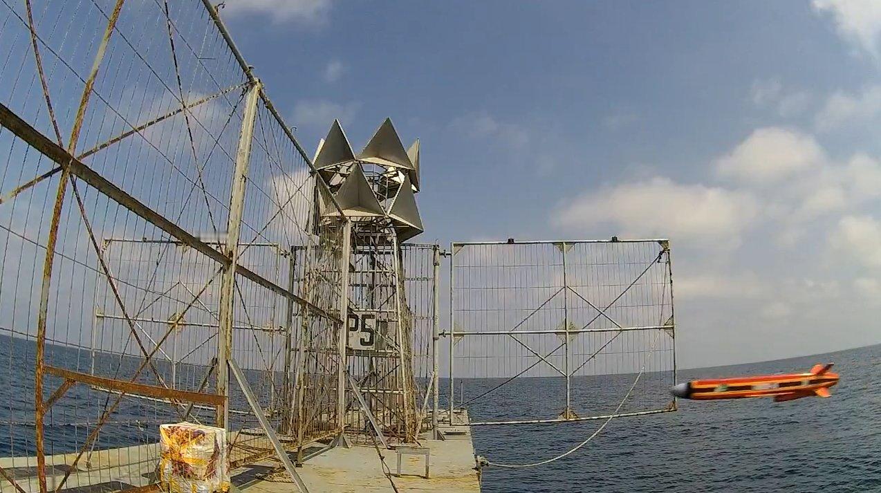 巴基斯坦泰穆尔空射巡航导弹命中靶船瞬间画面。该型导弹最大射程600公里，采用中段