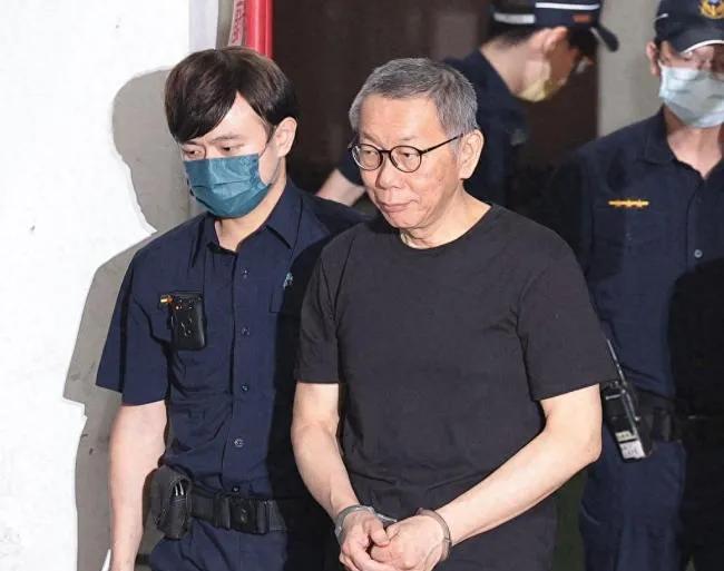 昨天是台湾地区民众党前主席柯文哲66岁的生日，就在这一天他再次被法警押解出庭，在