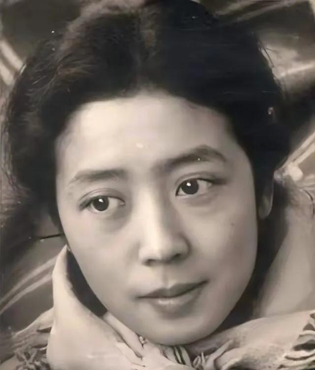 1940年，《雷雨》作者曹禺，出轨一个23岁的女学生，他的清华才女妻子得知此事后