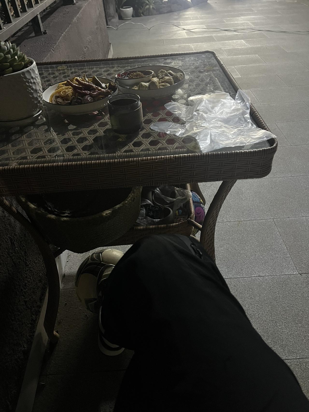 知足常乐，疲惫一天之后，院内小酌，自己觉得幸福就好