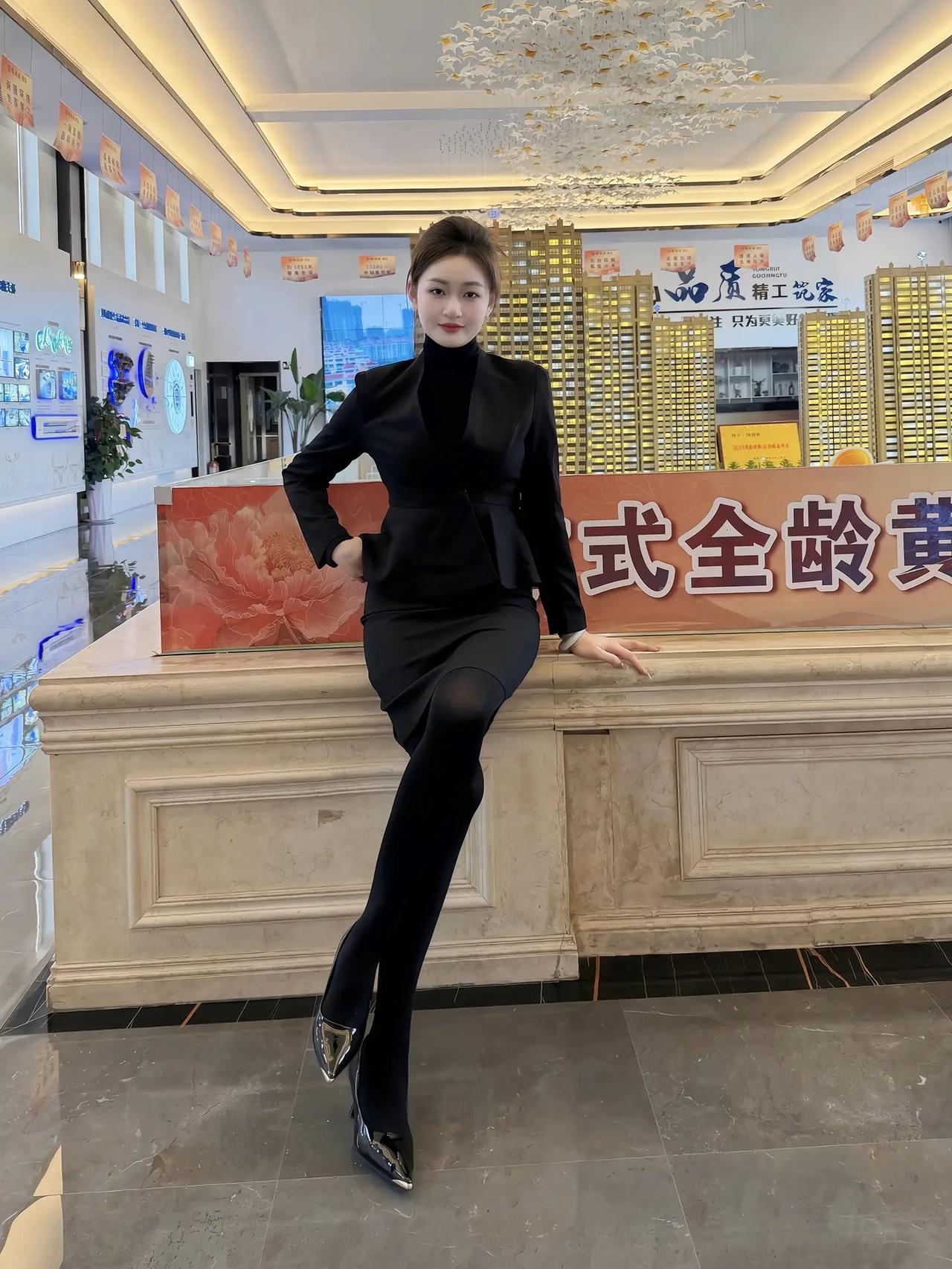 优雅黑裙，自信姿态，职场风范