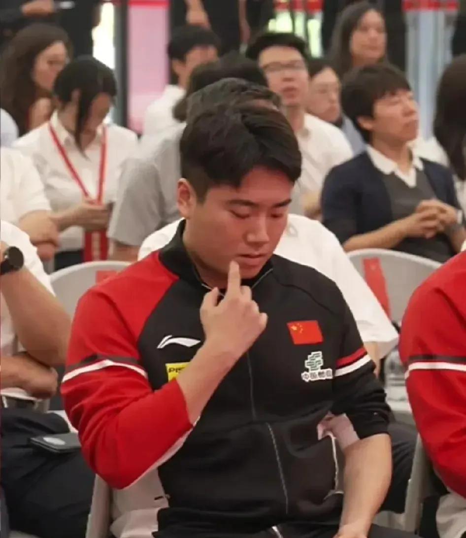 梁靖崑这新发型可真够扎眼的！不知道找的哪个托尼老师剪的，就这造型，没让他倒找钱就