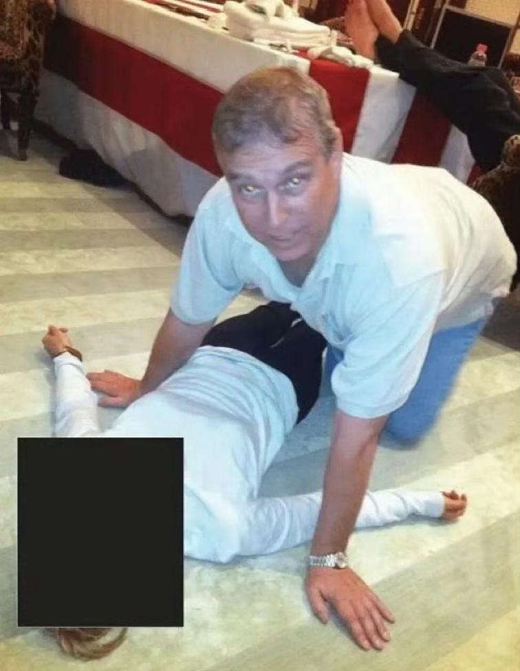 安德鲁被剥夺爵位贬为平民，罪有应得！其实是应该坐牢的！最新解密的文件里，安德鲁