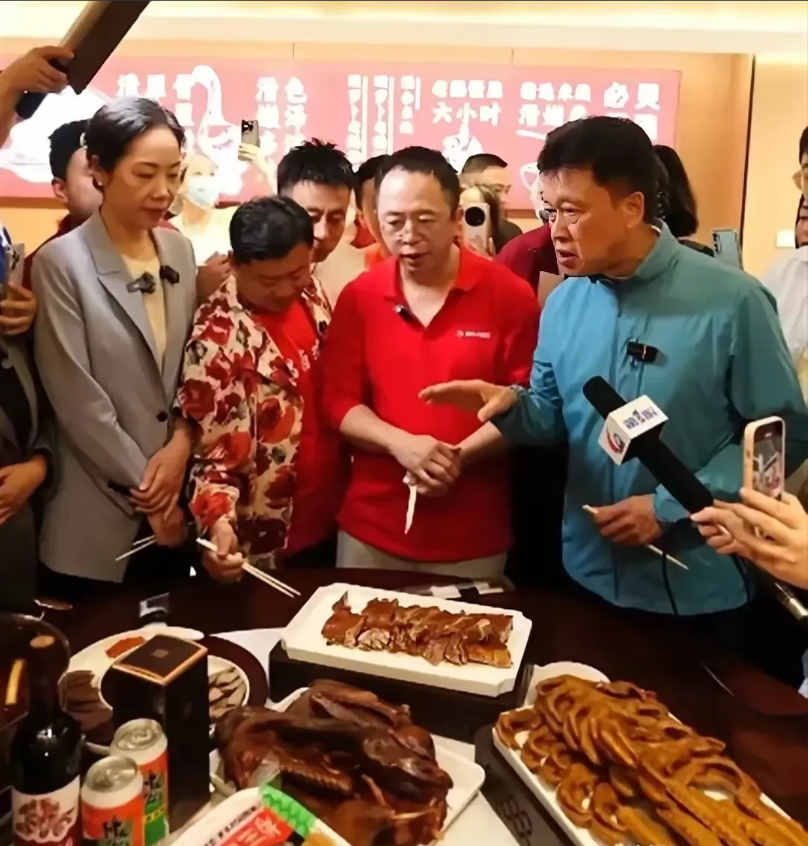 重庆荣昌爆火，揭露了10个事实：1、汽车罚单是可以不开的，但是停放有序，高书记