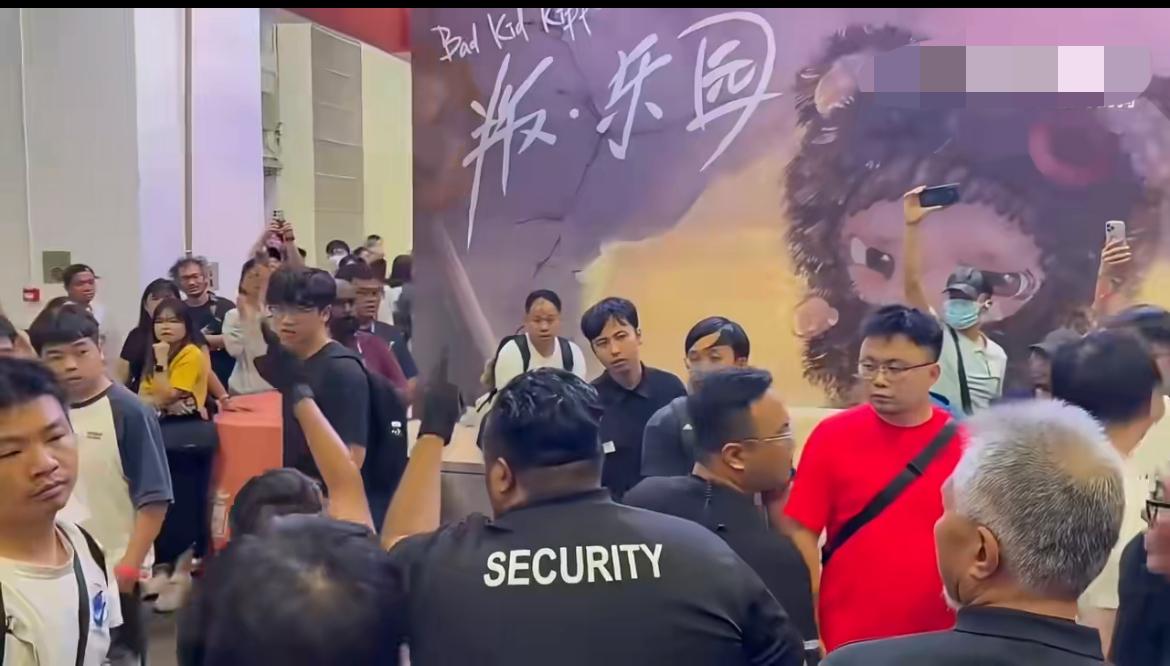 新加坡PTS展会上，中国男子质疑插队上前理论，插队的人有恃无恐骂中国男子，保安纵