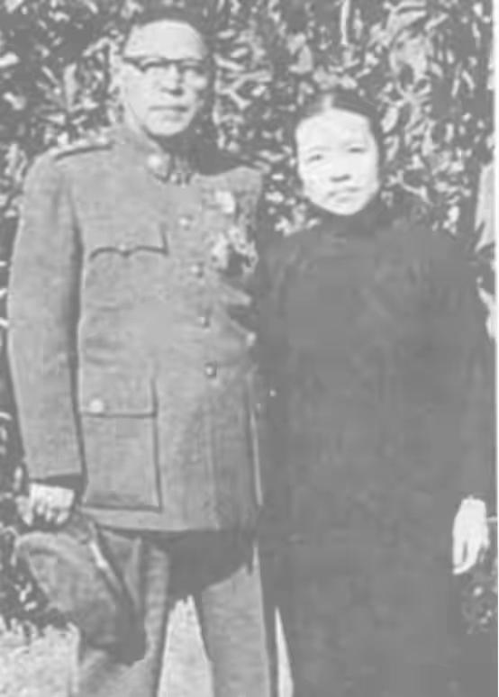 1961年10月，台北士林官邸一场并不隆重的茶叙里，蒋介石突然停下杯子，叹了句“