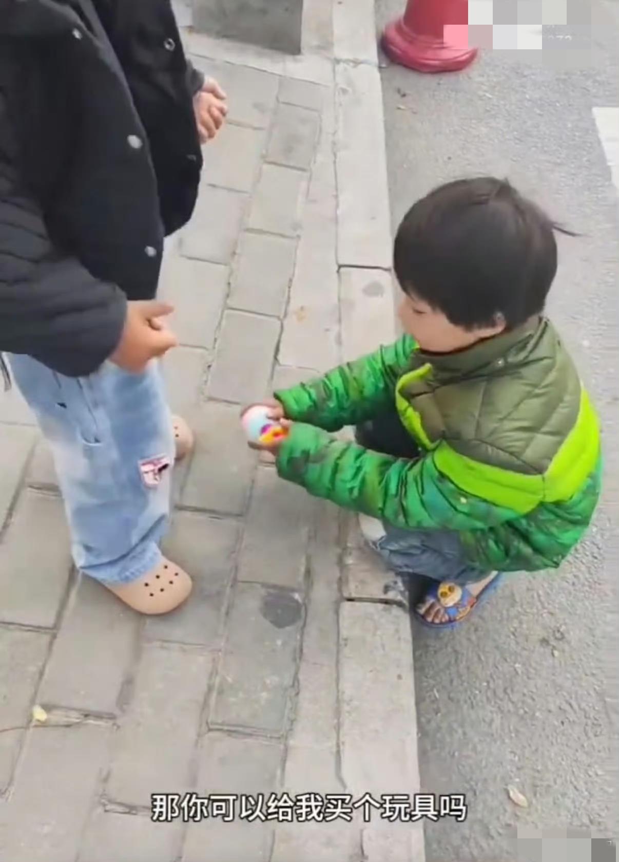 破防了[哭哭]！刷到西安这名8岁女孩的视频，心瞬间揪紧了！大冬天的，别的孩子裹着