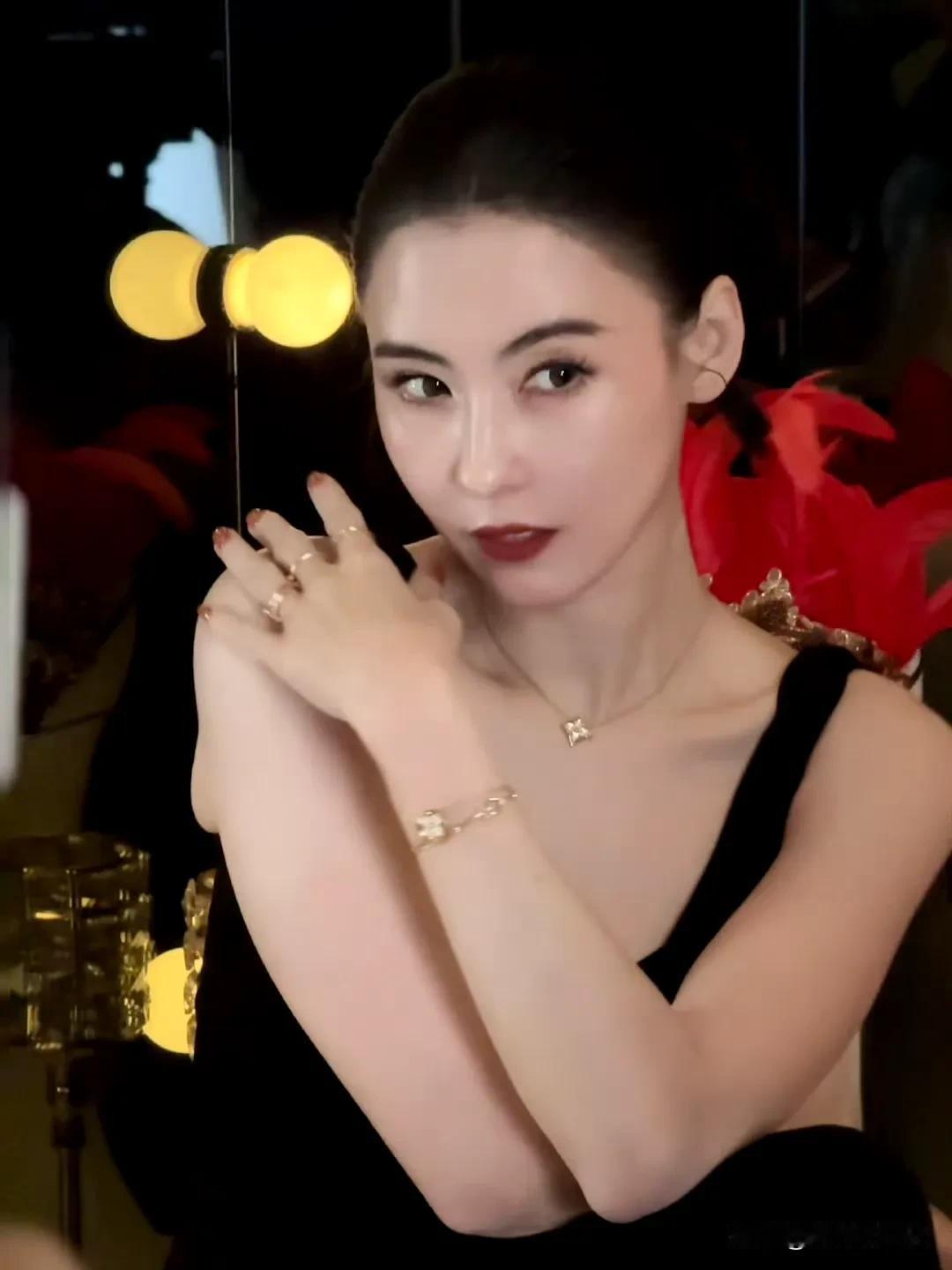惊艳！张柏芝一袭深V黑裙大秀优雅，金饰盘发尽显妩媚气场近日，张柏芝一组造型大