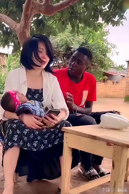 美女嫁去非洲，过上了生娃娃，带孩子，每天不上班的生活，还可以每天吃手抓饭。黑人男