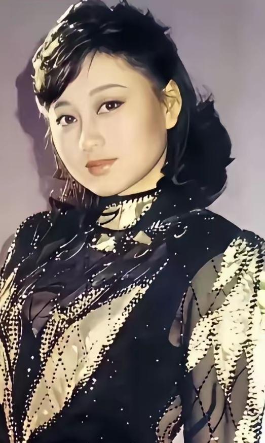 利智，曾经的亚姐冠军：有着沉鱼落雁闭月羞花之貌，可嫁给李连杰，一朵鲜花被活活熬
