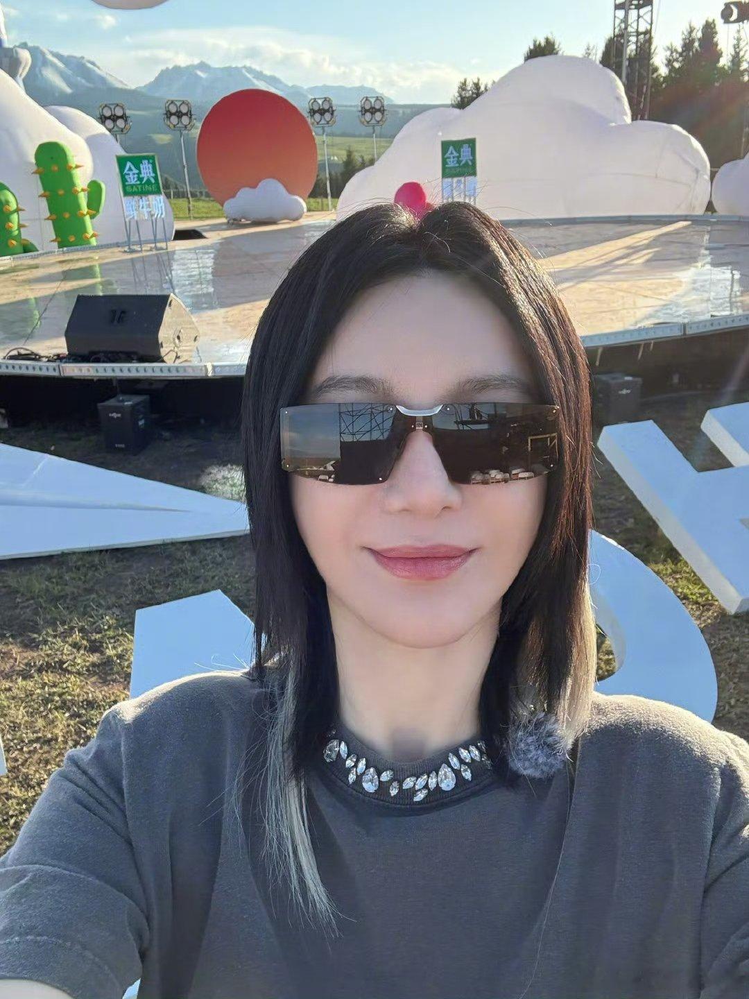 求尚雯婕同款旅行搭子羡慕有尚雯婕这样的搭子，哪怕自己有点小状况，也能把大家照顾