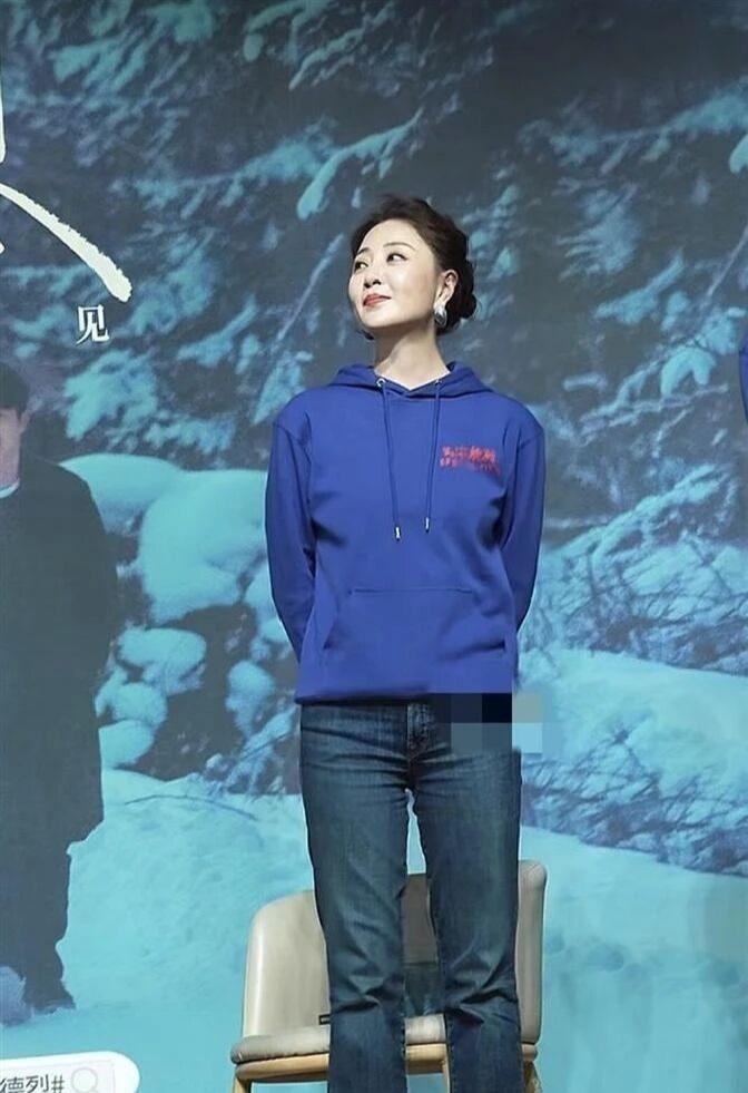 46岁殷桃越来越好看，牛仔裤穿出脱俗气质！女明星也好，普通人也罢，有这样一种女孩