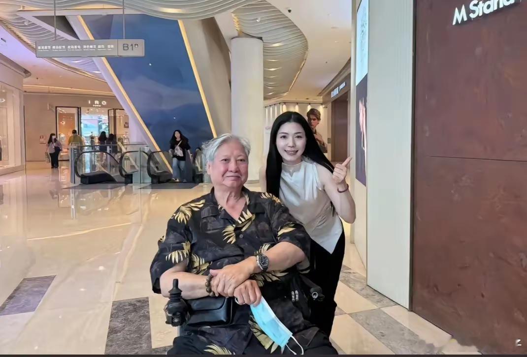 深圳商场偶遇洪金宝，75岁的他打扮很潮瘦了不少但依然精神抖擞！​​​