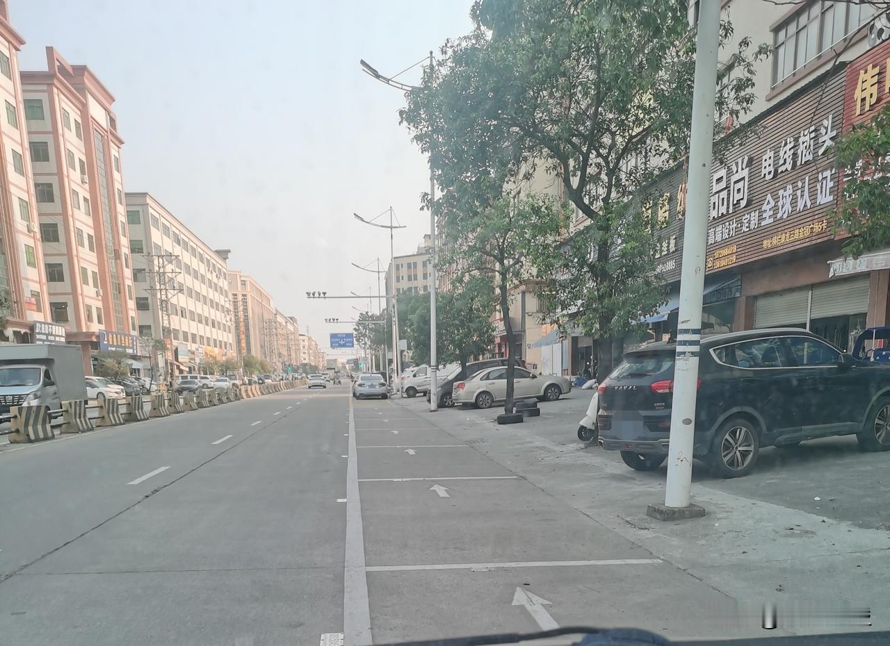 广东这边很多地方马路两边车位划线收费，都是空的，没人停车了，以前不收费时倒是停的
