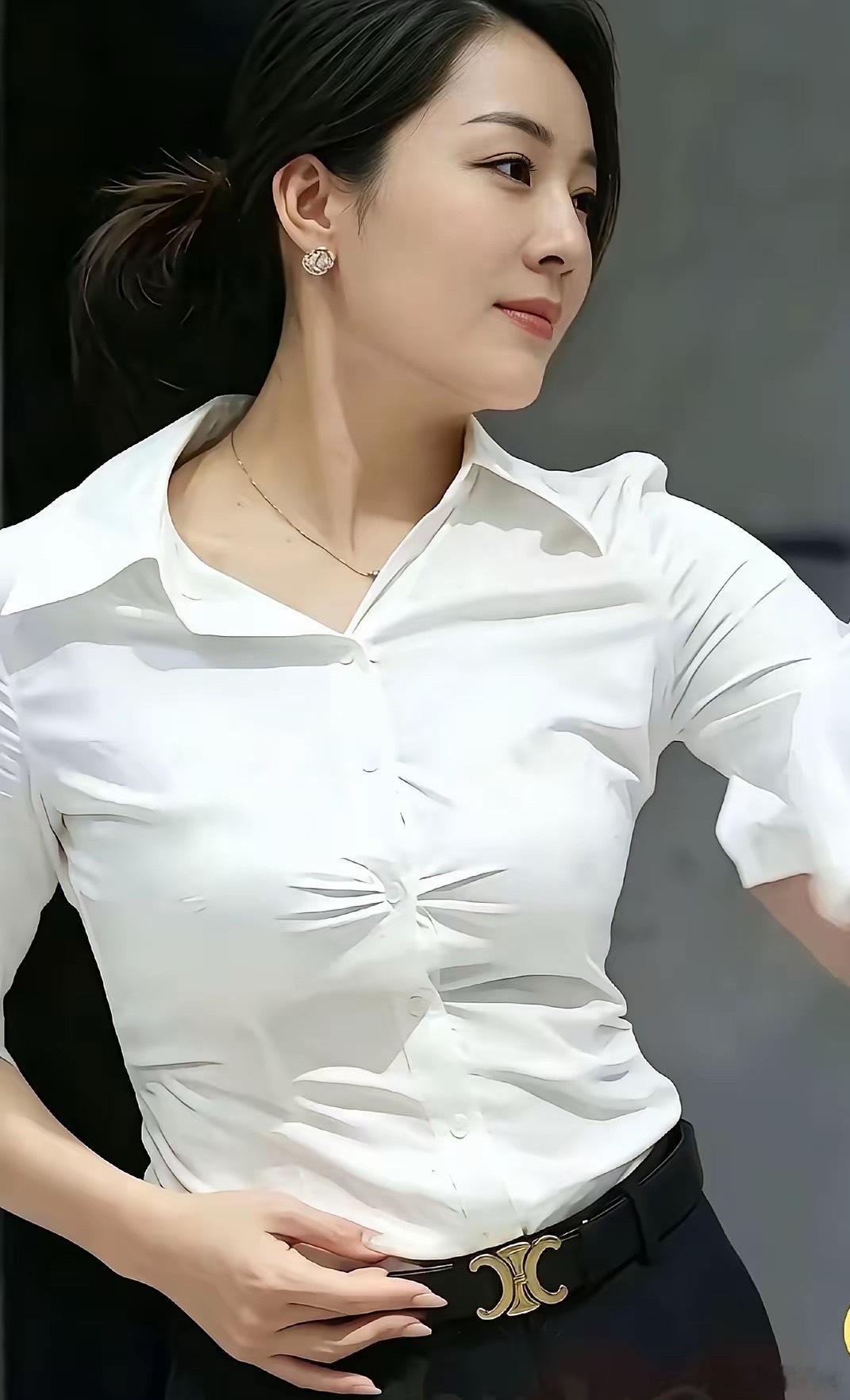 网红秦主任，她美吗？这个不好说，不过在中年男人的眼里，简直美得不可方物。秦主任的