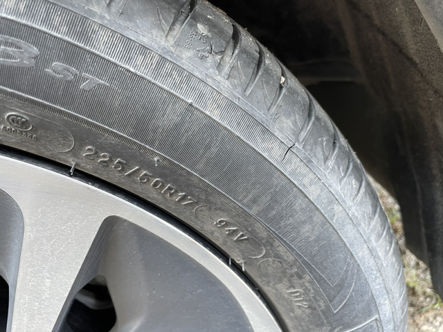 轮胎侧边有条裂痕需要更换吗三万多公里了，看轮胎整体情况还挺好，前后对调过两次，