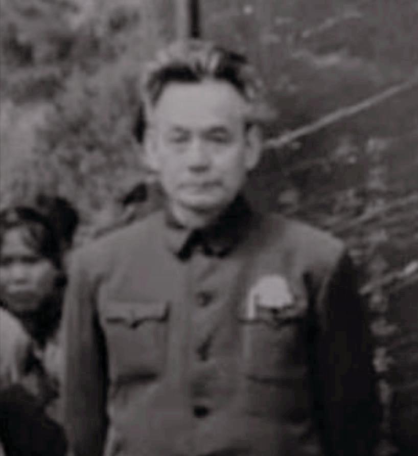 上世纪60年代的一天，某某得意洋洋地拿着一张照片过来，对周总理讲：“你看，这个雷