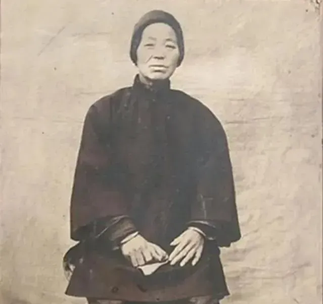 1892年，山东大善人潘守廉路过济州的一条巷口时，无意中看见一个卖煎饼的妇女，顿