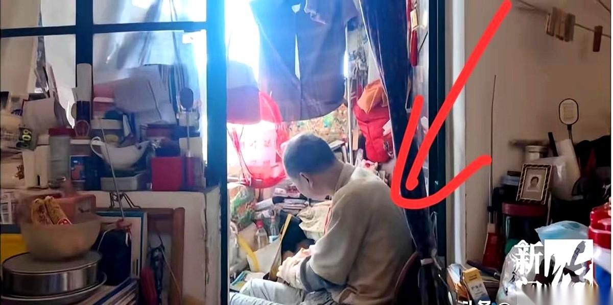 砰地推开上海浦东这栋老小区6楼生锈的防盗门，一股浓烈到辣眼睛的恶臭“轰”地涌出来