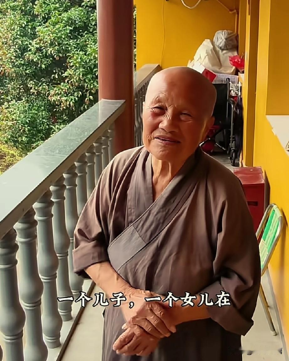 印开师太是王菲母亲夏桂影的姐姐，早年在北京水利局工作，原本拥有安稳家庭，丈夫早早