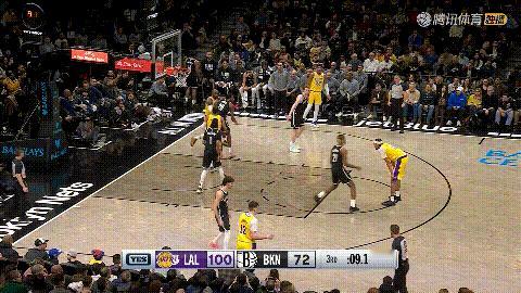 湖人巨星詹姆斯真是让人极度的失望！在今天湖人客场挑战篮网的比赛中，当时比赛进行到