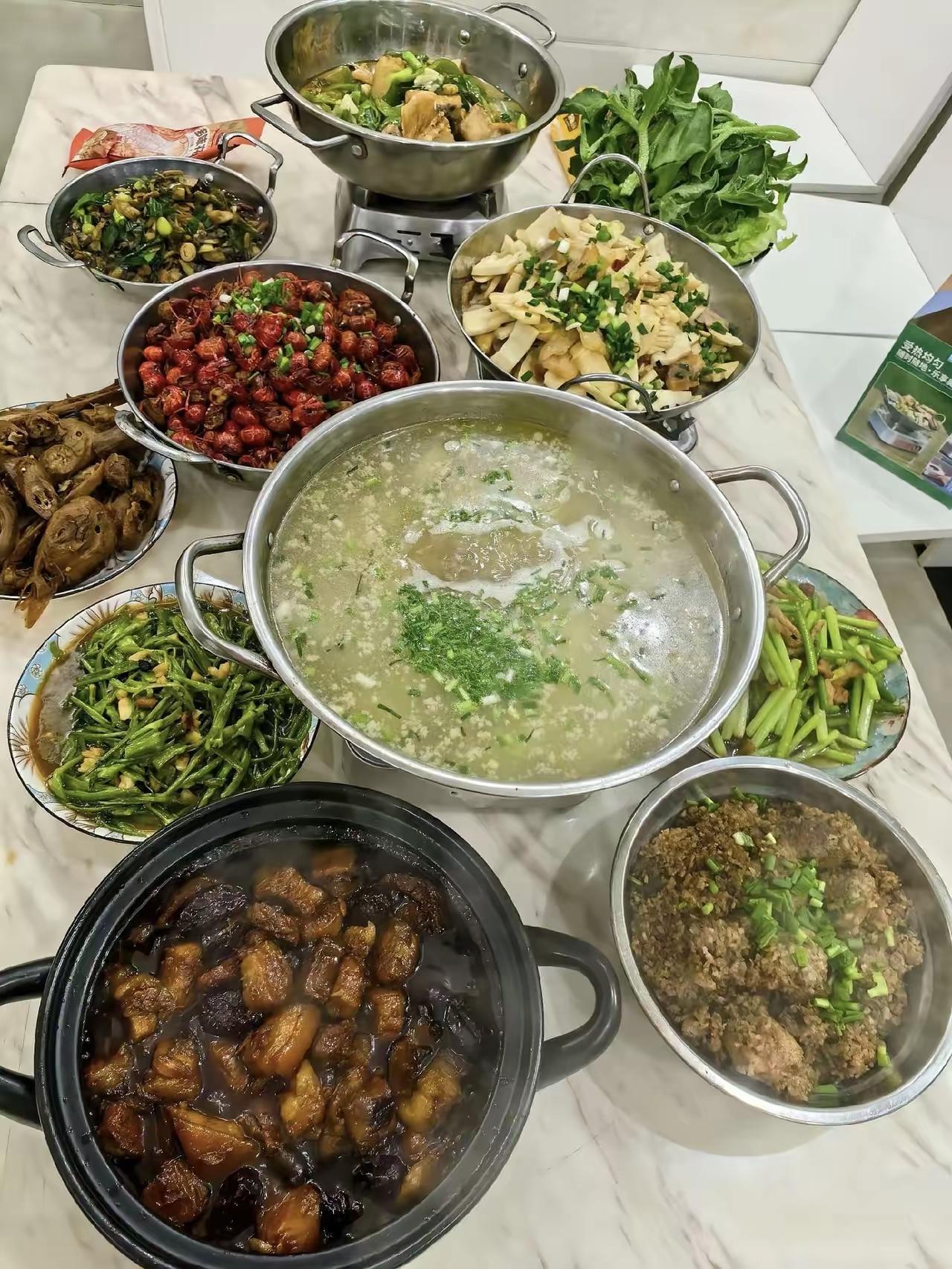 去同事家吃饭很暖心，阿姨做的一桌子菜特别丰盛，看着就好吃，满满都是心意。