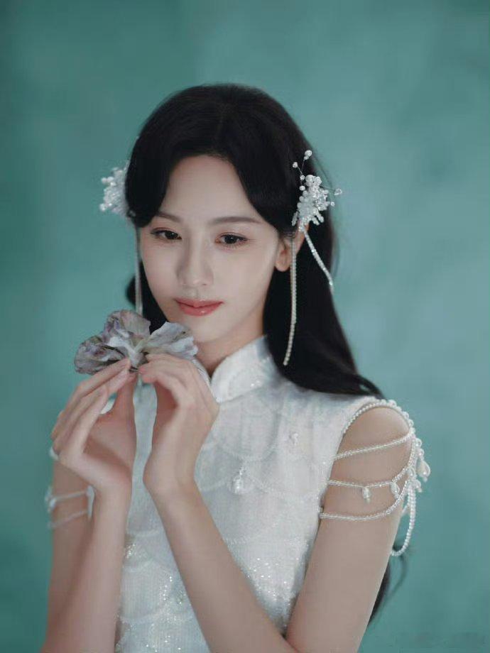 陈都灵一些新中式造型🏮​​​太美了像青花瓷一样​​​
