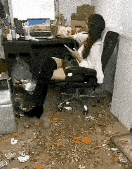 这算不算彻底摆烂？但凡能找到一条优点也可以，生活中如此躺平的美女谁敢娶？也有网