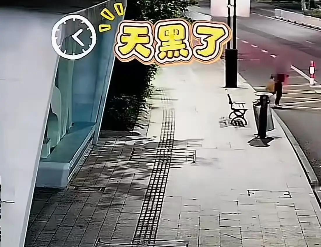 珠海街头暖心一幕：迷路男孩深夜拨通110后铁骑叔叔一个动作让全网破防傍晚的