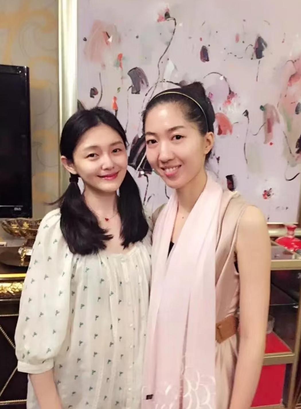 其实大S长得是一张娃娃脸，看她生前与好朋友合影的这张照片，大S的状态真的非常好，