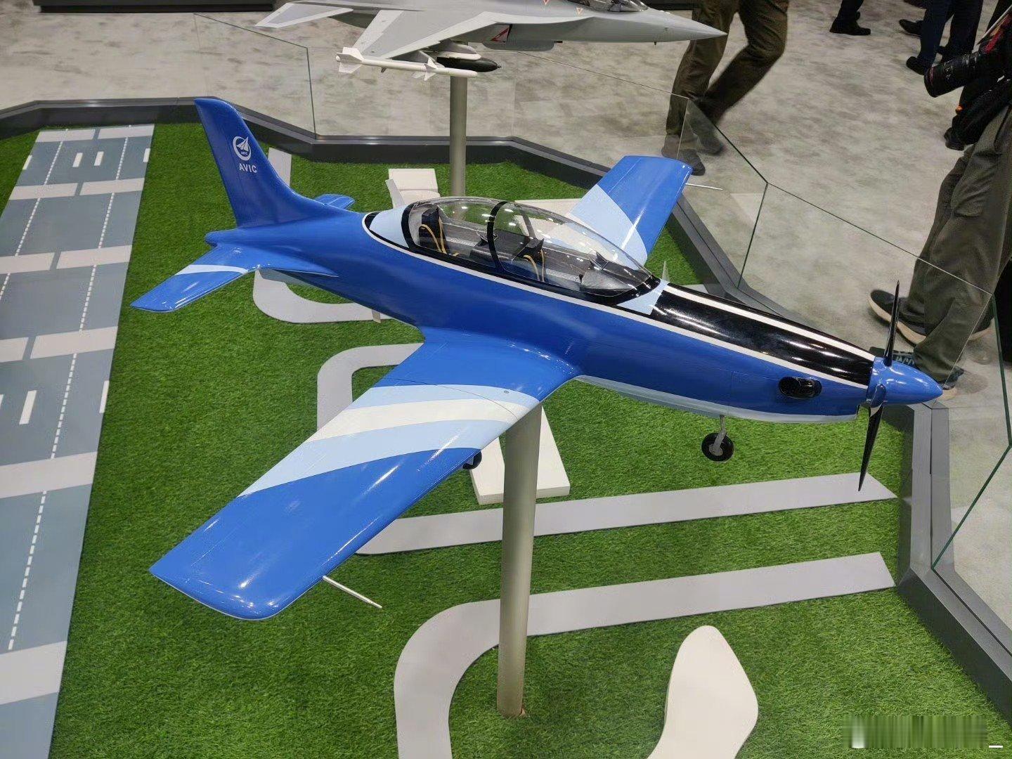 迪拜航展上的初教机模型