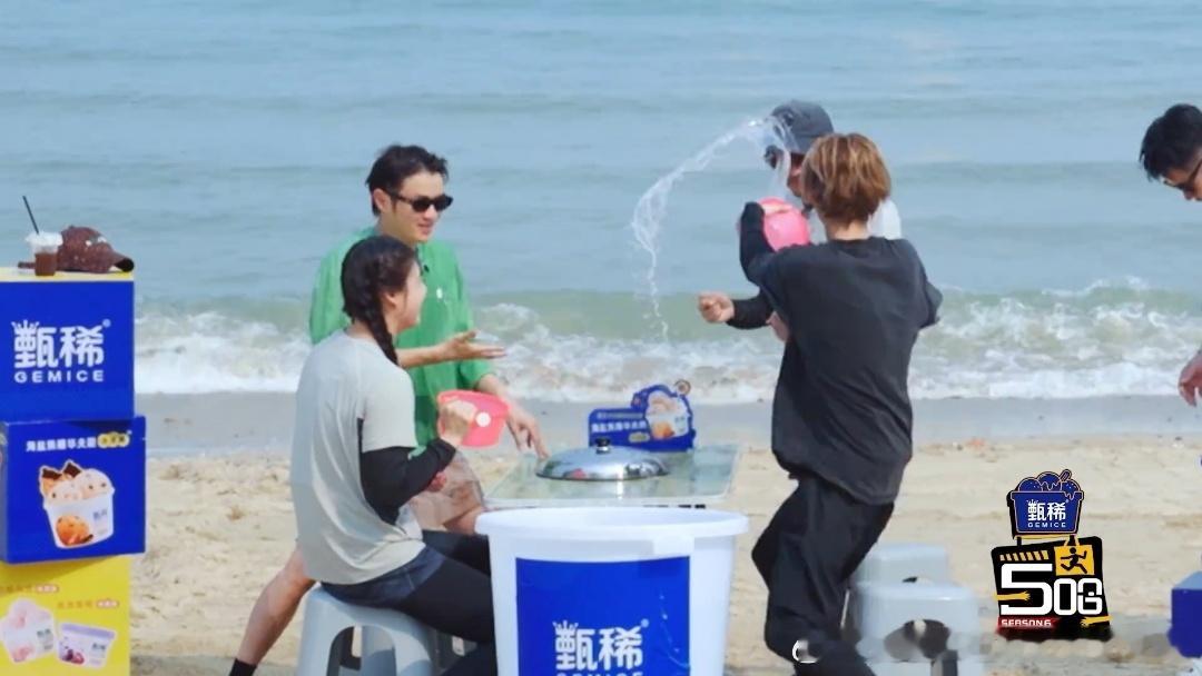 鹿晗连队友都不放过鹿晗犹豫1秒都是对队友的不尊重哈哈哈哈哈泼水环节鹿晗队赢了，