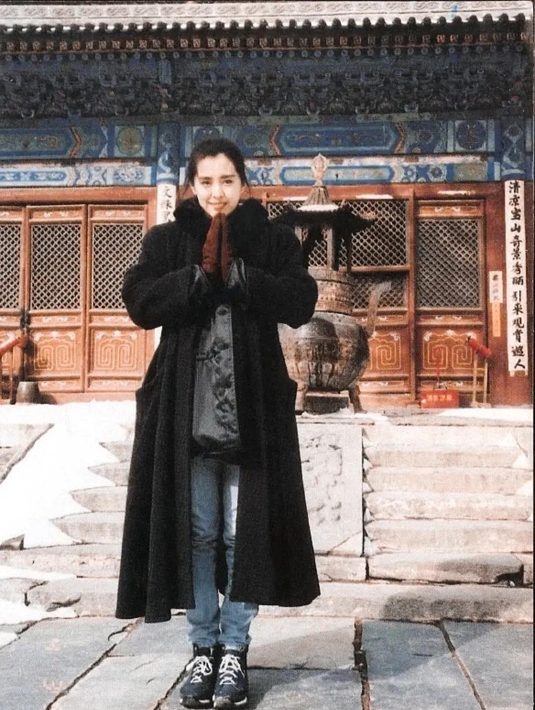 多少人曾爱慕她年轻的容颜啊！这个是1992年王祖贤在山西五台山拍戏时留下的老照