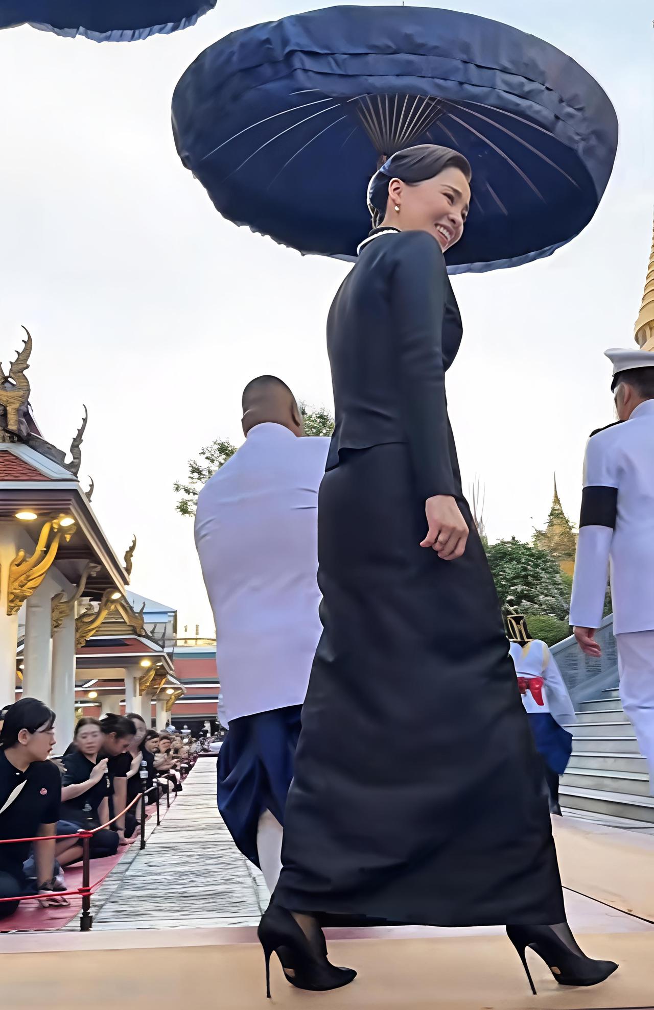 今年已经48岁的苏提达王后，仍然穿着12厘米高的高跟鞋出席各种国务活动！泰王后