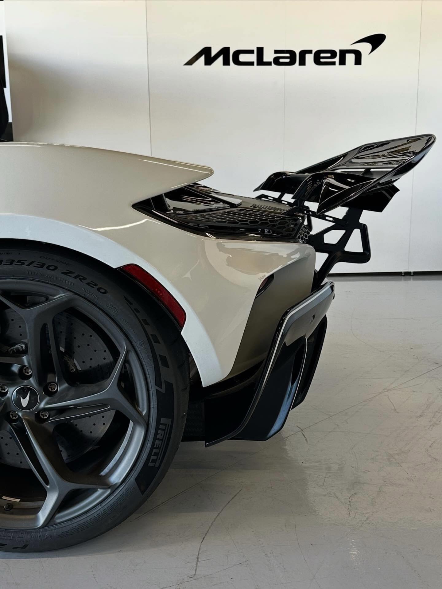 在银石赛道上的McLarenW1🇬🇧.迈凯伦w1豪车超跑car时尚