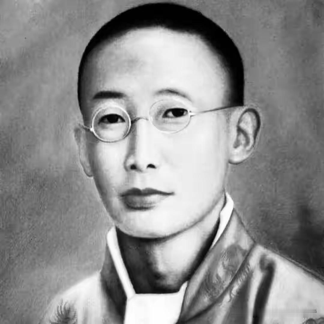 1951年夏天，拉萨一个叫根敦群培的僧人死了，48岁。死之前，他抓着徒弟的手