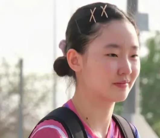 16岁张本美和多哈下训图，丸子头+队服，笑容灿烂，尽显少女朝气