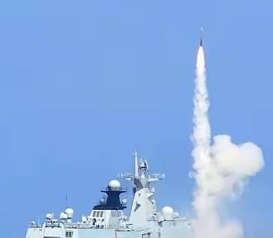 055导弹打光？绝境不存在！揭秘中国海军‘海上军火库’的持续作战真相
