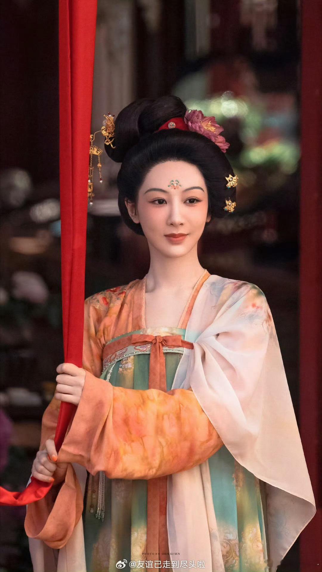 落地唐装头顶一朵大花造型，谁最适配？杨紫，王楚然，鞠婧祎，陈都灵，孟子义，张雅钦