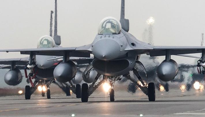 台湾F16又摔了！软件“鬼打墙”，飞行员迷向，升级升出一身病日前，台军一架F