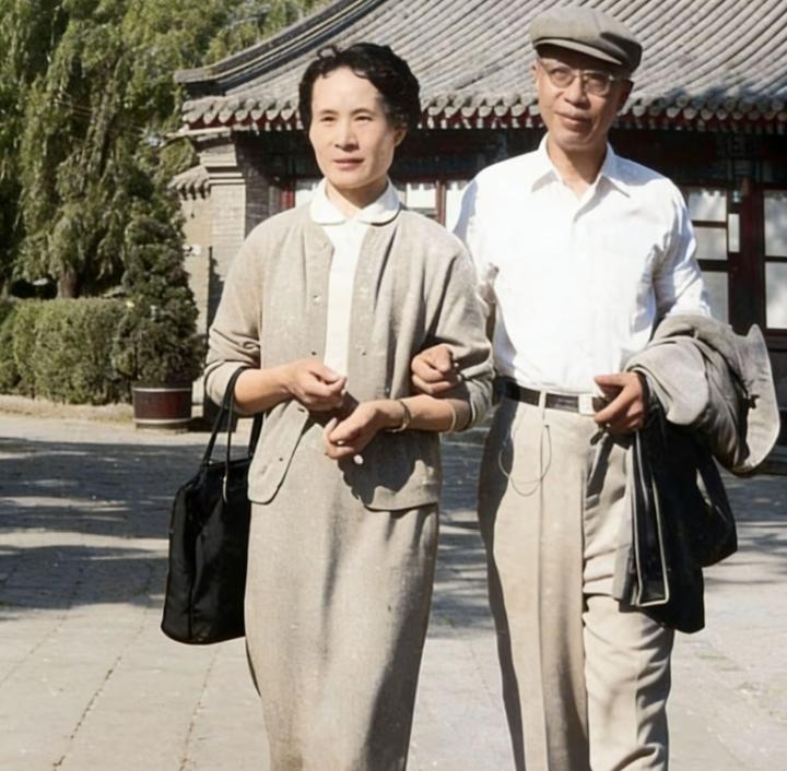 1962年4月30日，末代皇帝溥仪与护士李淑贤在北京政协文化俱乐部举行了婚礼。图