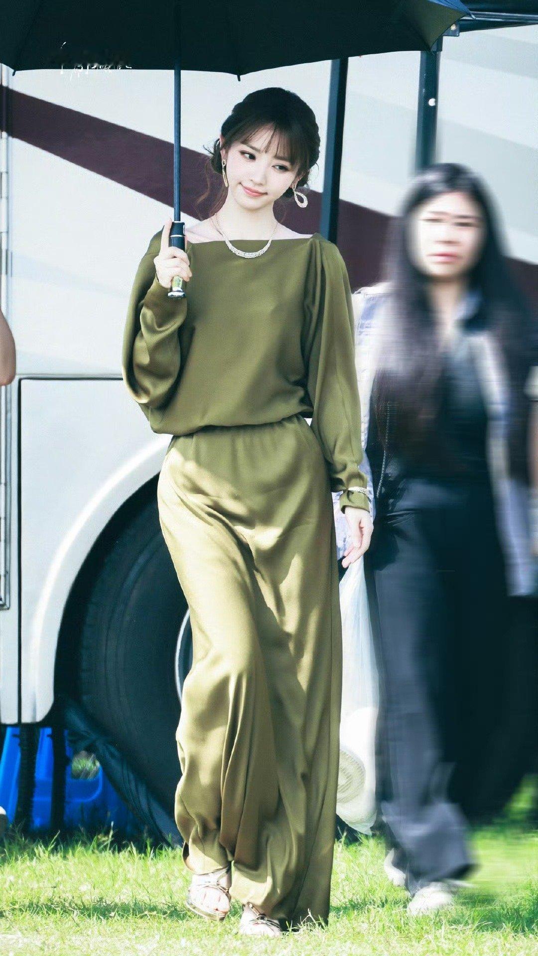 田曦薇橄榄绿缎面套装，优雅松弛感​​​