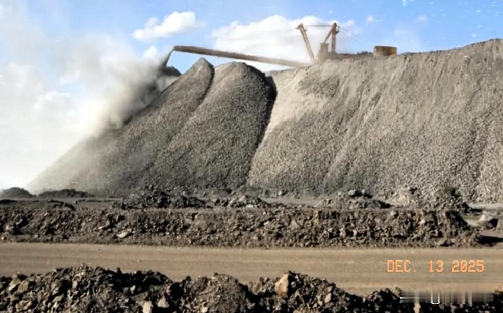 越南这次放了一个大招，越南近日颁布法令，严令禁止稀土原矿出口，并且把稀土严格列为