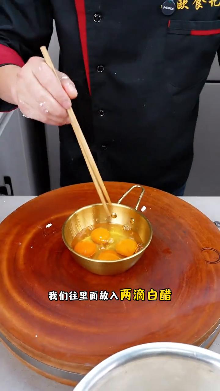 大家注意看，准备个塑料袋，把豆腐放里面，再用拳头锤的稀巴烂，出锅就是你们从来没见
