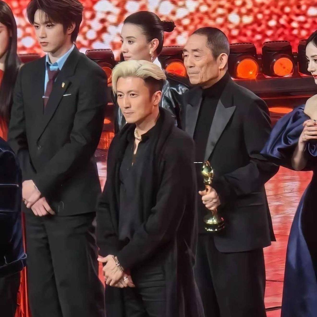 老天爷还是蛮公平的，颜值给你拉满了，大长腿就别想了​​​
