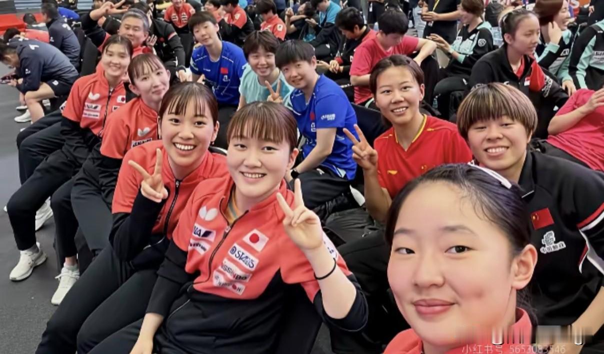 看到这张自拍照，突然觉得有点同情17岁的张本美和。张本美和自己孤零零的坐在最