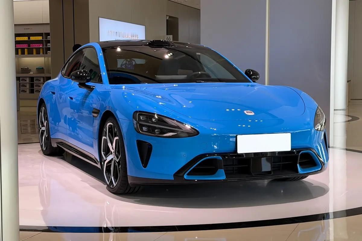 新款小米SU7实车曝光外观跟现款其实差别不大主要是细节微调，例如车头增加了雷